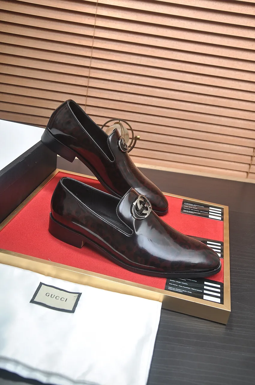 Men's shoes💰500💶Italy's top luxury men's shoe giant (GUCCI) (Gucci) (full cowhide lining) new arrival🍃Original European style🔰 Pleasant to the eye😍In order to make the shoes more durable and non-deformable🌀The production continues to follow traditional methods but there is still no lack of innovation💪Choose original sheepskin for the leather♻️ Smooth and natural And extra bright ⭐Made of imported cowhide, the first choice of rich people 38-45 (45 customized)